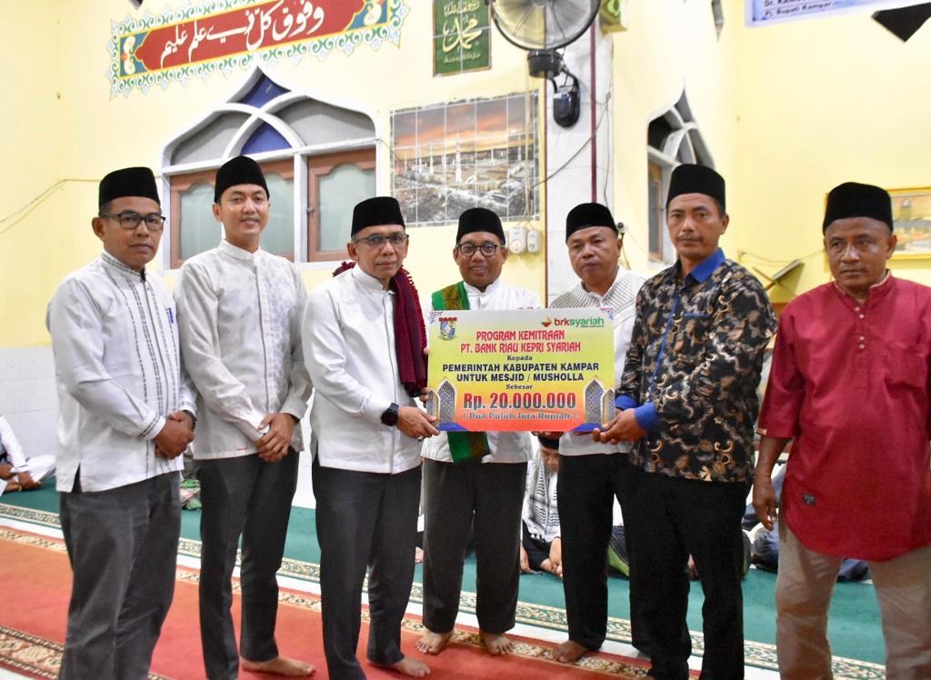 Malam Ke 10 Bulan Ramadhan Pj Sekda Kampar Ir. Azwan, M. Si Lakukan Safari Ramadhan ke Desa Rantau Kasih Kampar Kiri Hilir