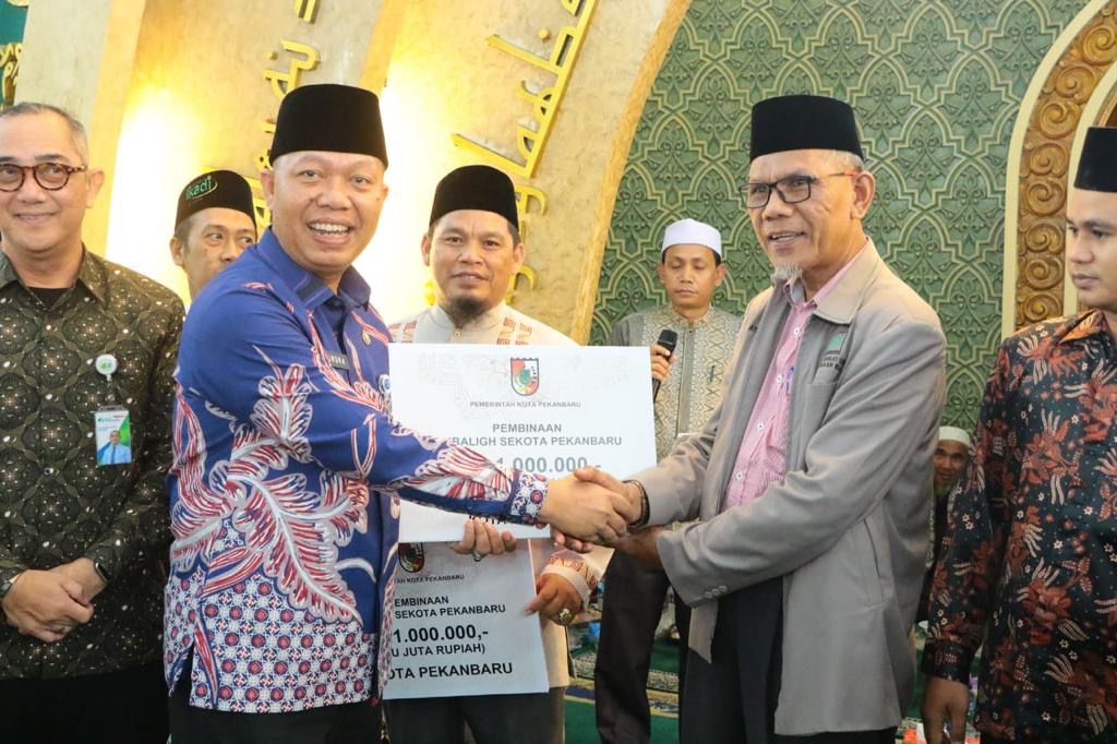 Pemko Pekanbaru Serahkan Insentif ke 1.500 Mubaligh