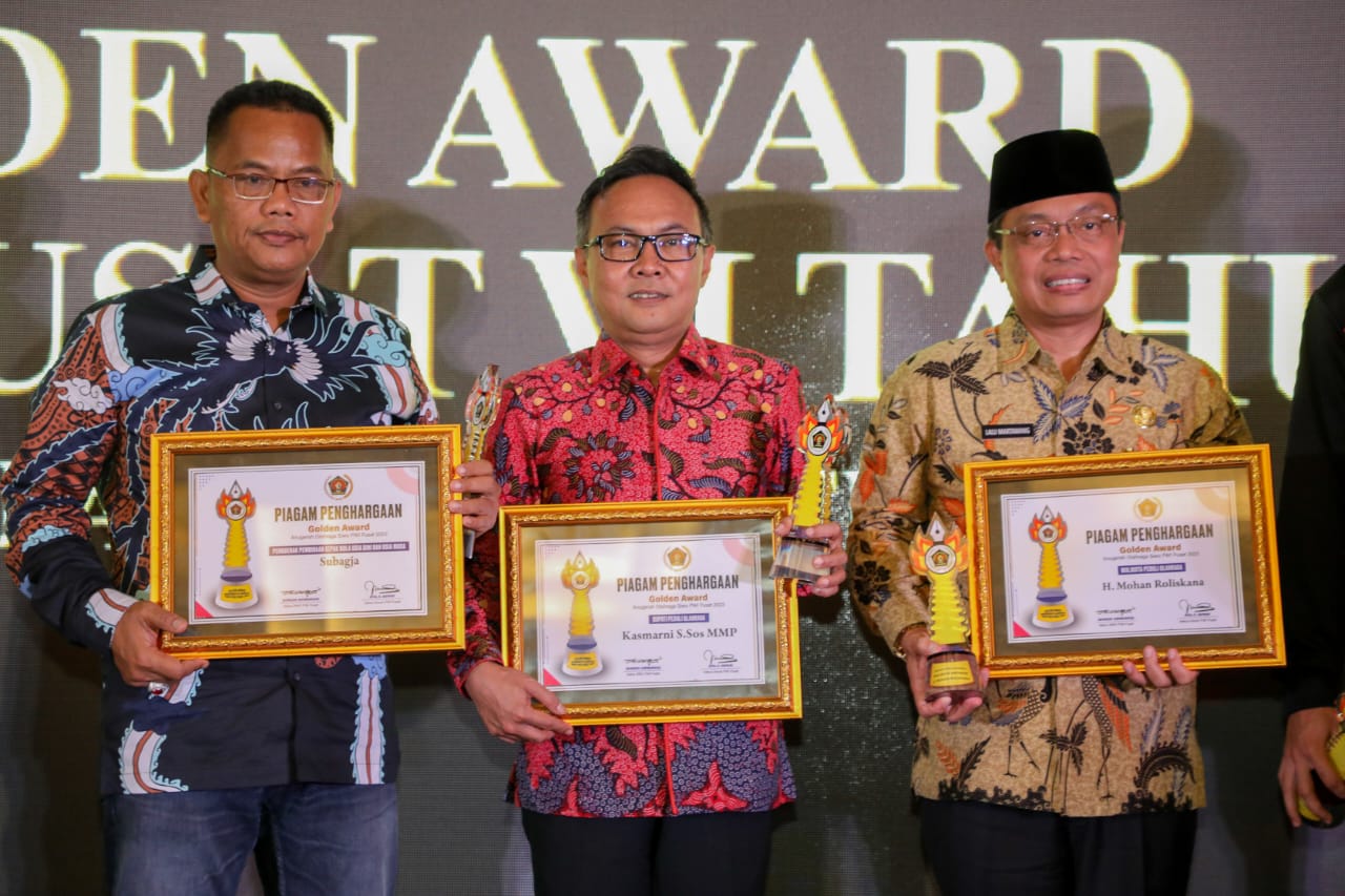 Bupati Kasmarni Terima Penghargaan Golden Award