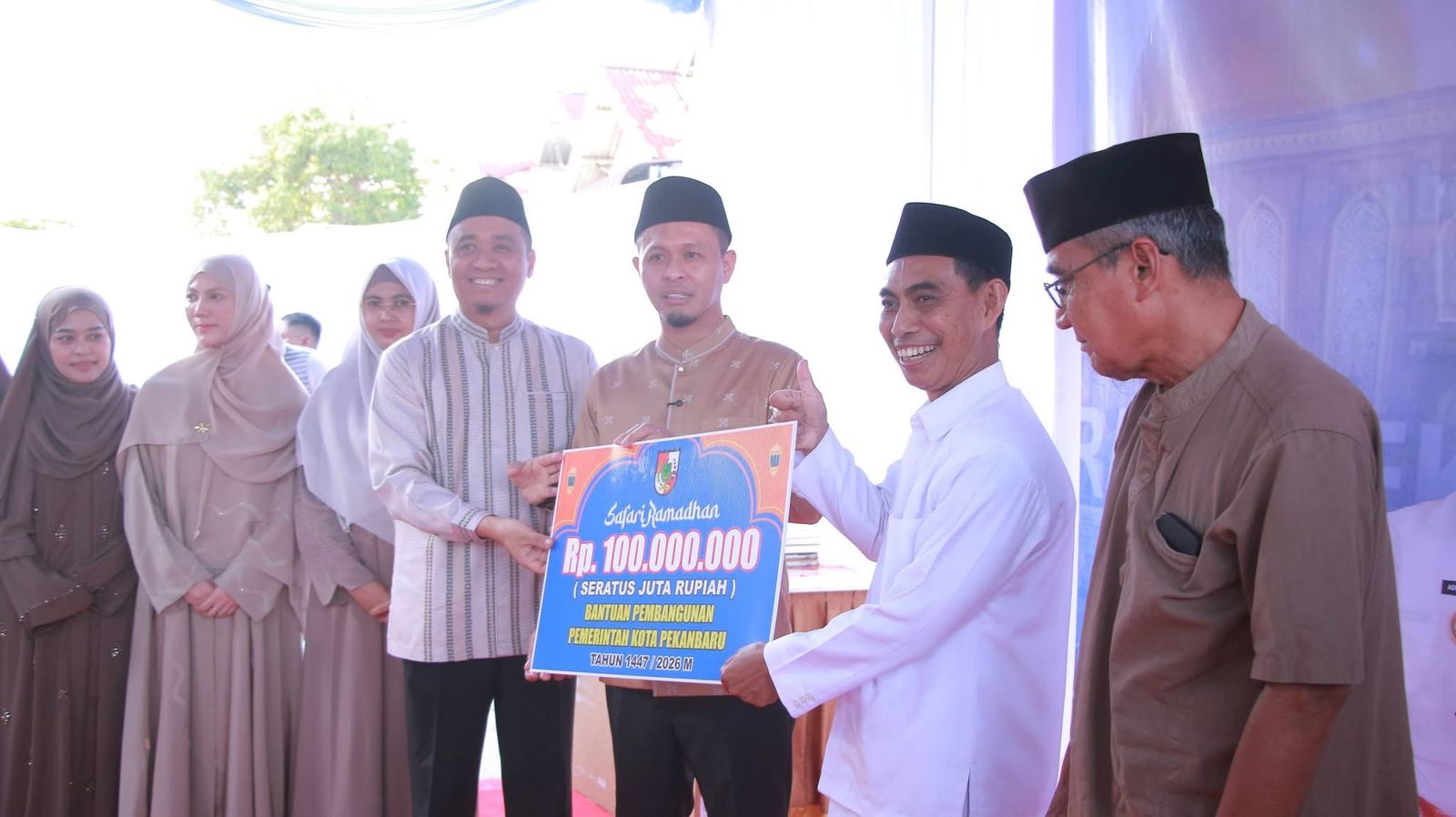 Safari Ramadan di Kulim, Walikota Serahkan Bantuan Rp100 Juta untuk Pembangunan Masjid