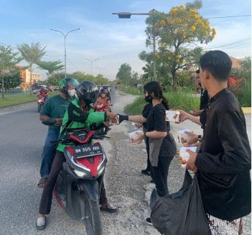 Holywings Pekanbaru Bagikan Takjil dan Makanan untuk Berbuka Puasa