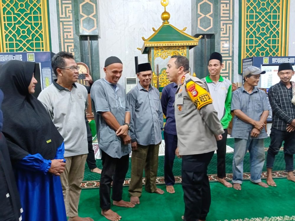 Kombes Jeki Bagi Sembako dan Ajak Jemaah Masjid Jaga Kondusifitas Pemilu 2024