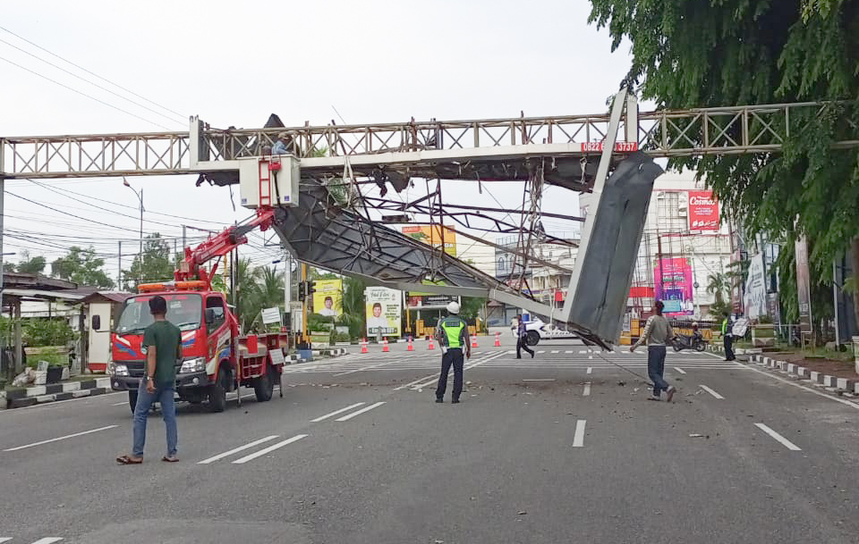 Tindakan Tegas Polres dan Pemkab Bengkalis, Billboard Milik Swasta yang Membahayakan Masyarakat Dibongkar