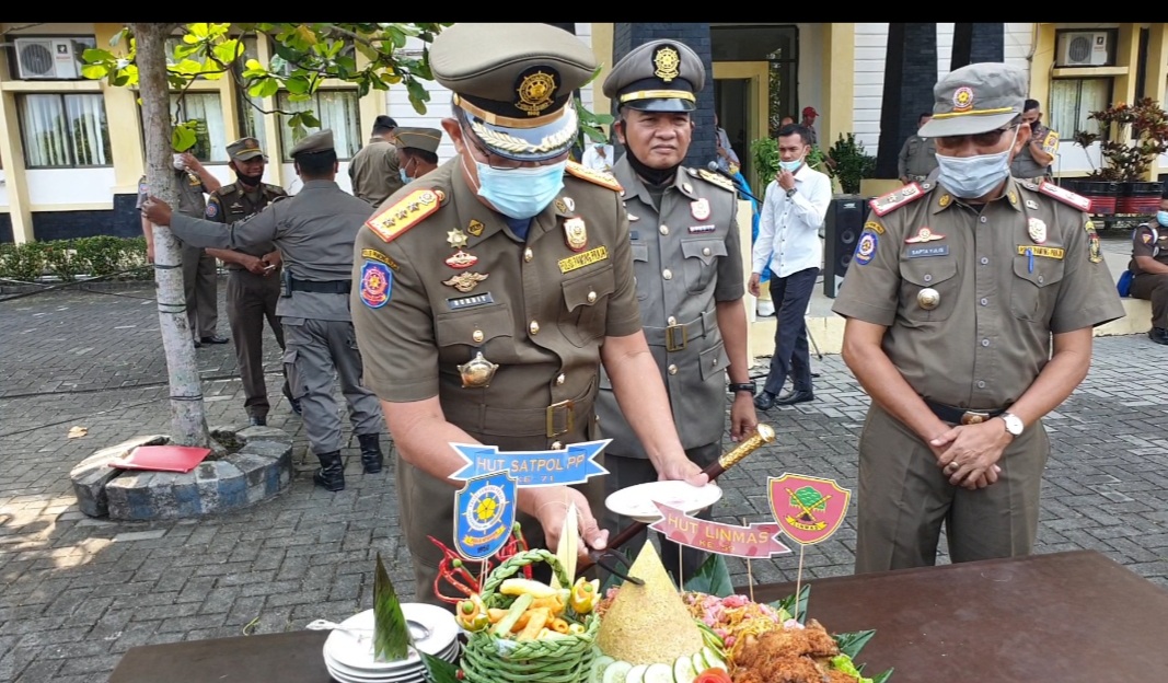 Kasat Pol-PP Kampar Nurbit Memimpin Upacara Hari Jadi Satpol PP Ke-71 dan Satlinmas Ke-59