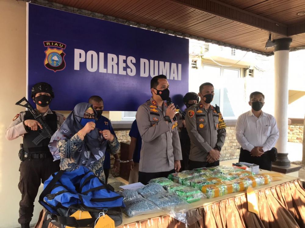 Polres Dumai Amankan Dua Kurir Bersama 23 Kilogram Sabu dan 19.937 Butir Pil Ekstasi