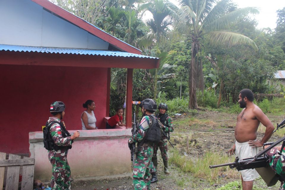 Pererat Keakraban TNI Dan Rakyat, Satgas Yonif 132/BS Anjangsana Ke Rumah Masyarakat Di Perbatasan.