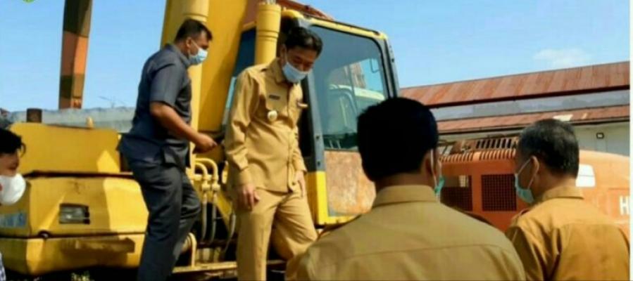 Bupati Roka Hilir Tinjau Kondisi Alat Berat di Dinas PUTR
