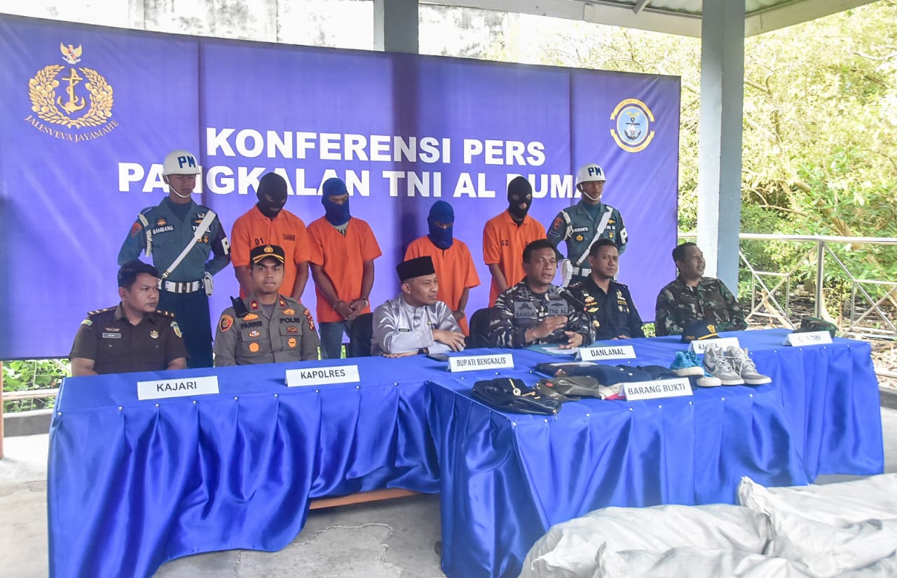 Gelar Konferensi Pers, Lanal Dumai Gagalkan Penyeludupan 150 Karung Barang Bekas di Perairan Siak Kecil