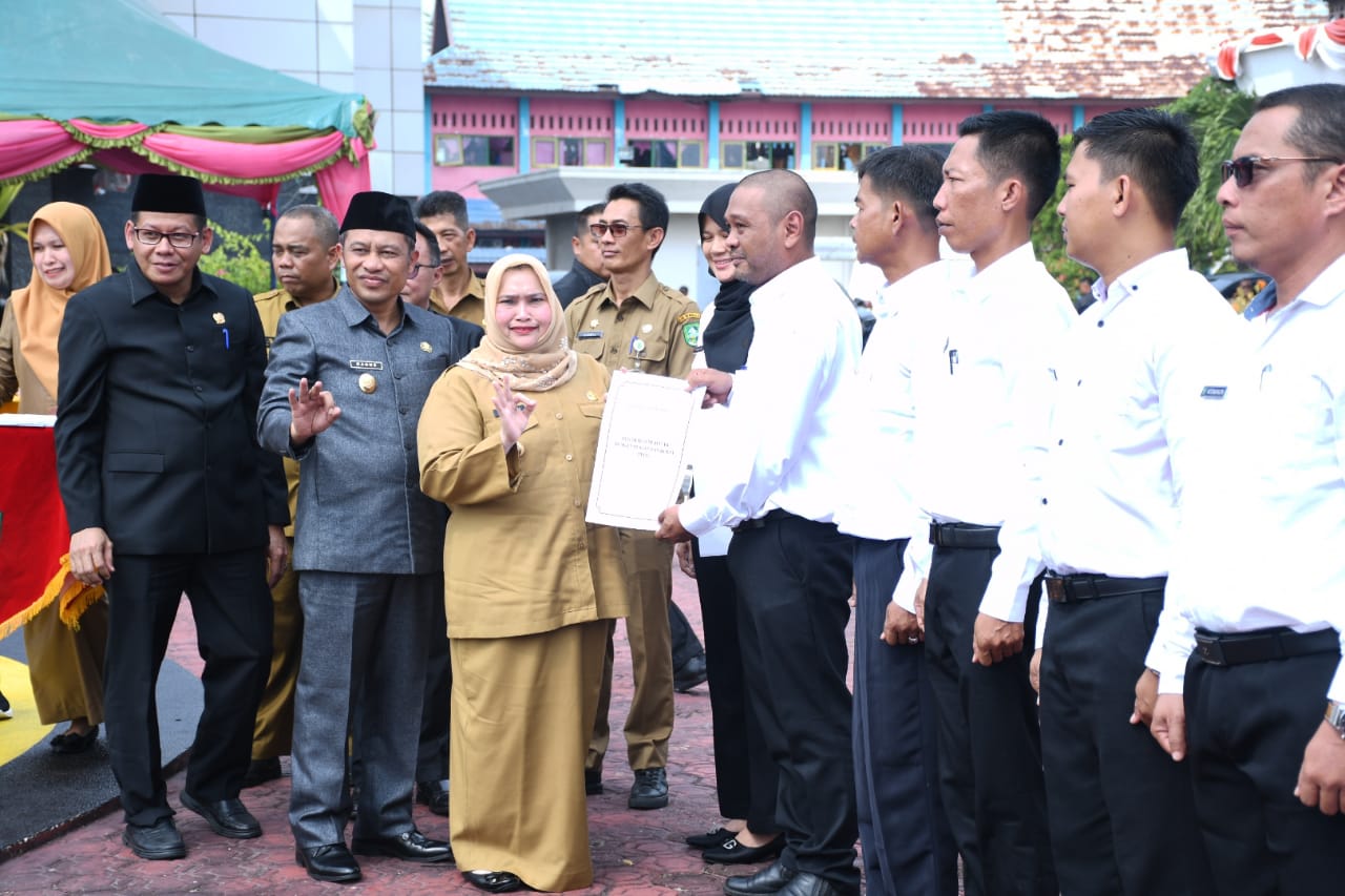 Bupati Kasmarni Serahkan SK PPPK pada 1.565 Formasi Guru dan Tenaga Teknis