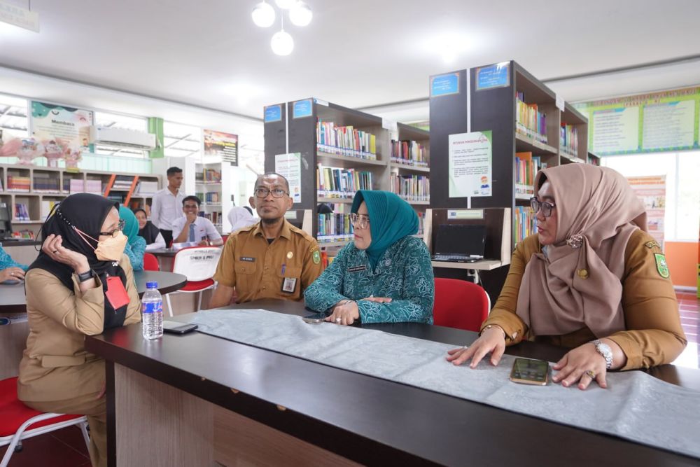 Pj Ketua TP PKK Provinsi Riau Tinjau Perpustakaan SMKN 6 Pekanbaru