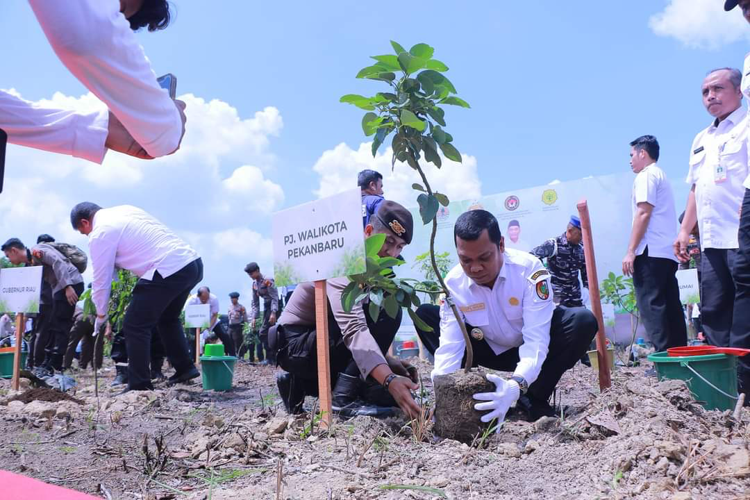 Pj Wali Kota Pekanbaru Ikut Tanam Pohon Serentak di Pematang Kapau