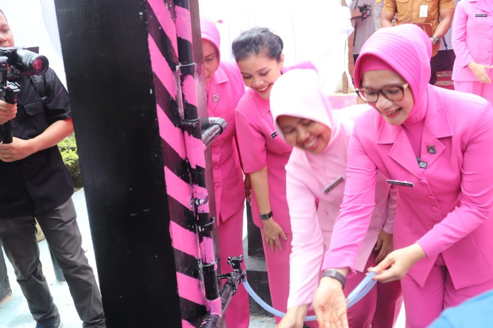 Ketua Bhayangkari Riau Resmikan Sumur dan Penampungan Air Bersih