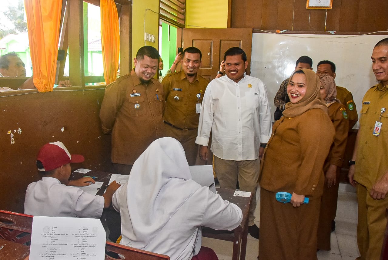 Tinjau Asesmen Sumatif SD dan SMP di Mandau Pinggir, Bupati Kasmarni Harapkan Lulus Semua