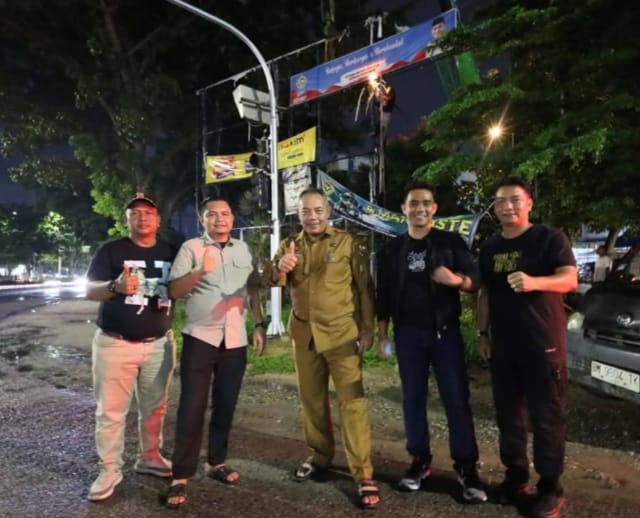Bapenda Pekanbaru Mulai Tertibkan Tiang Reklame di Tuanku Tambusai
