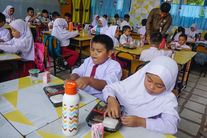 Program Makanan Siang Gratis untuk Pelajar di Pekanbaru Berjalan Lancar