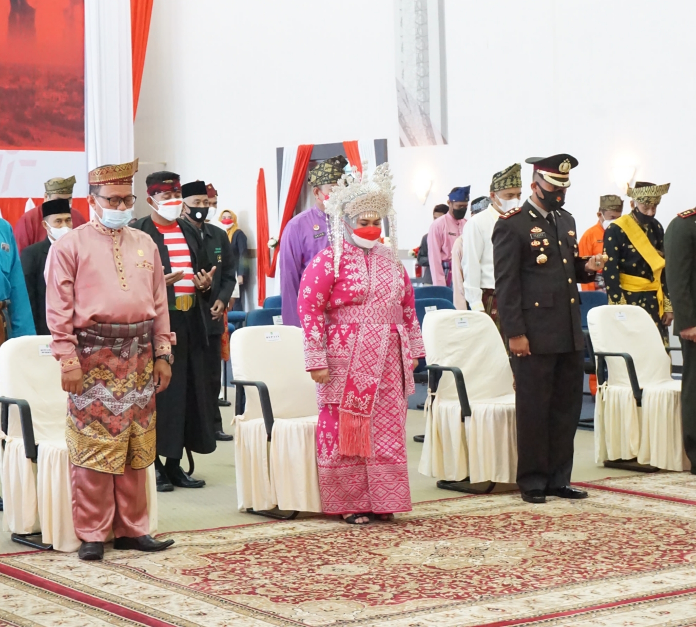 Kenakan Pakaian Adat Melayu, Bupati Kasmarni Ikuti Upacara Detik-detik Proklamasi Secara Virtual