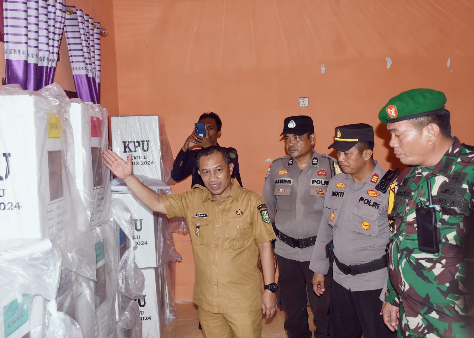 Wabup Bengkalis Pastikan Kesiapan Logistik Pemilu di Desa Ujung Pulau Bengkalis