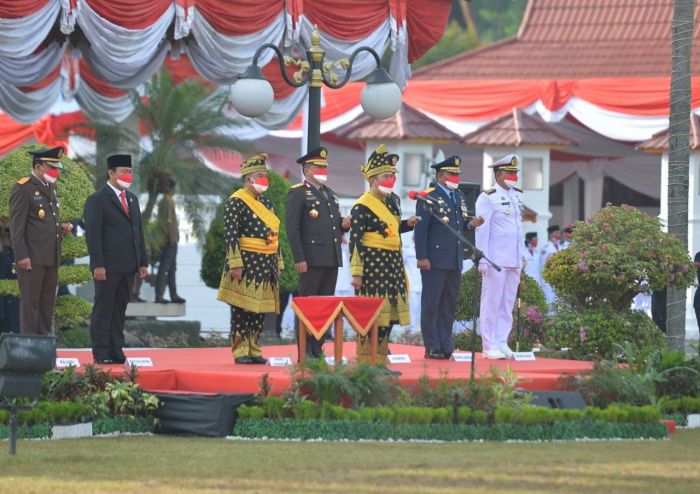 Gubri Pimpin Upacara Peringatan HUT Ke-76 RI di Halaman Gedung Daerah