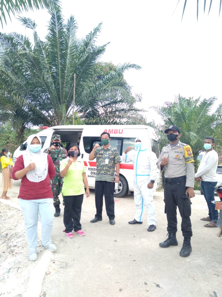 Tim Satgas Evakuasi Empat Warga Tenayan Raya yang Terpapar Covid-19
