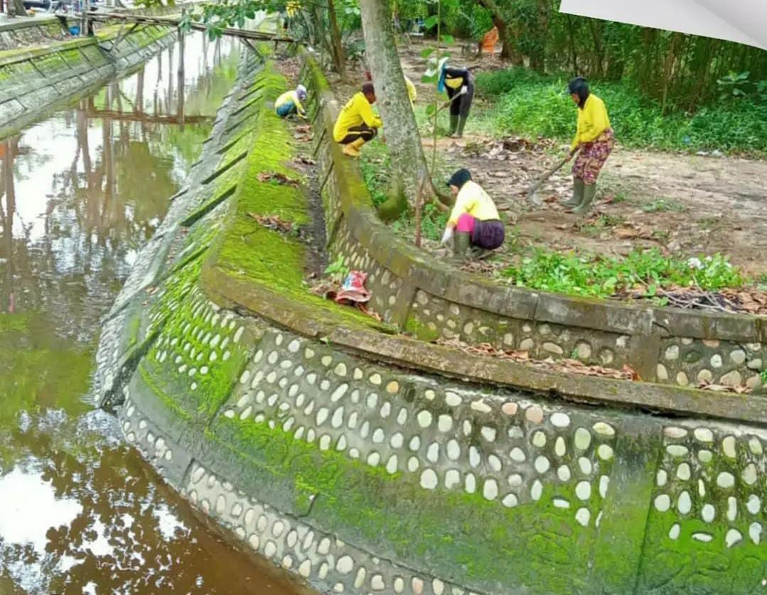 Pasukan Kuning Dinas PUPR Bersihkan Pinggiran Drainase di Jalan Datuk Setia Maharaja
