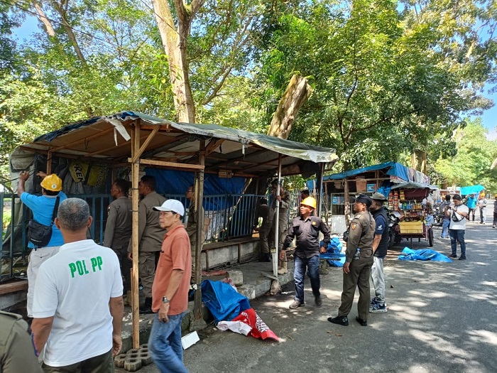 Satpol PP Tertibkan PKL Di Kawasan Taman Kota Diponegoro