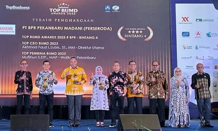 Pj Walikota Pekanbaru Terima Penghargaan TOP Pembina BUMD 2023