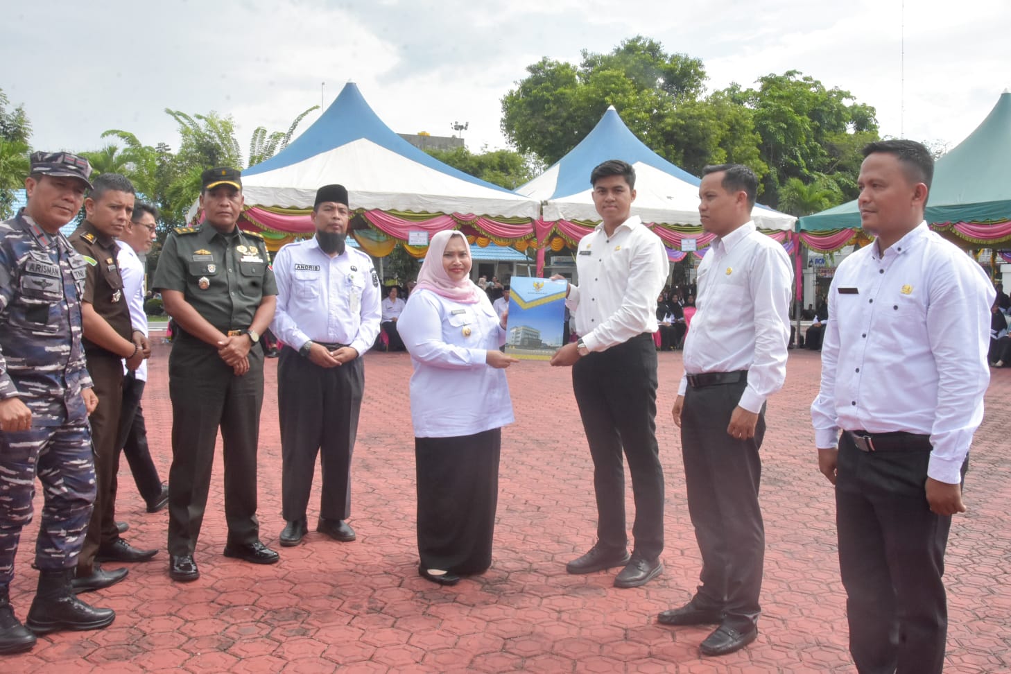 Serahkan SK Penempatan 1.143 P3K dan 3 PNS, Bupati Kasmarni Inginkan Berintegritas dan Loyalitas