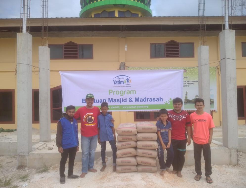 Rumah Yatim Berikan Bantuan untuk Pembangunan Masjid Nurul Huda Riau