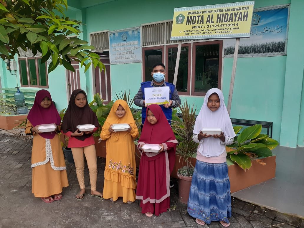 Anak Asuh Rumah Yatim Riau Berbagi Makanan Siap Saji Untuk Anak Yatim Dhuafa Lainnya