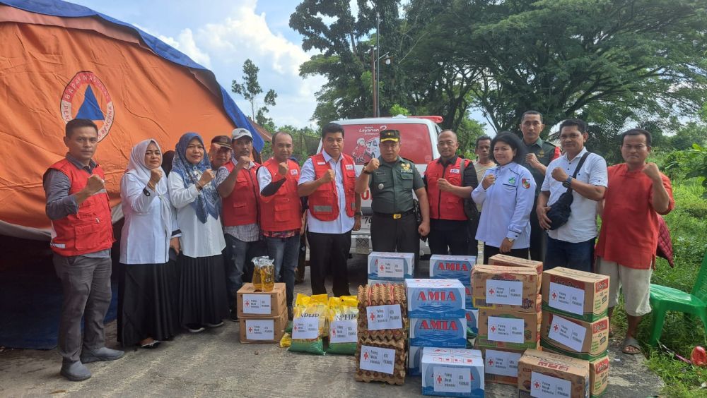 PMI Pekanbaru Salurkan Bantuan Sembako kepada Korban Banjir di Rumbai