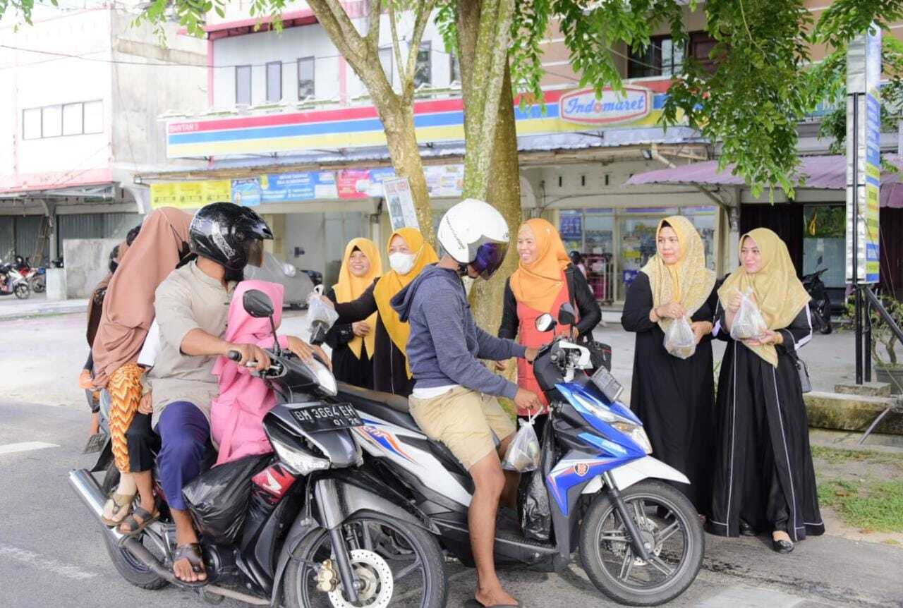 TP PKK Kabupaten Bengkalis Bersama Forum Anak Bagi-Bagi Takjil di Jalan Bantan