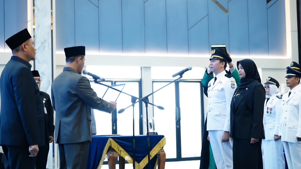Wako Pekanbaru Lantik 39 Pejabat Eselon IV, 18 Diantaranya Jabat Lurah