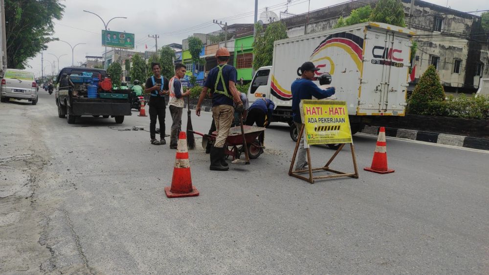 Dinas PUPRKPP RAIAU Perbaiki Jalan Berlubang di Pekanbaru
