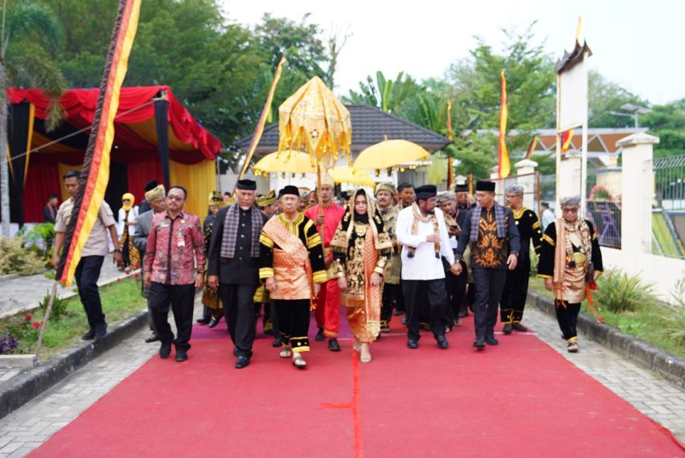 Gubri Syamsuar Dikukuhkan Sebagai Pemegang Malewa Gala Kehormatan Adat Minangkabau