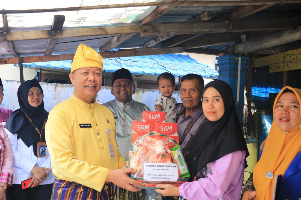 Sekda Salurkan Bantuan Tahap Dua Kepada Tiga Anak Asuh Stunting