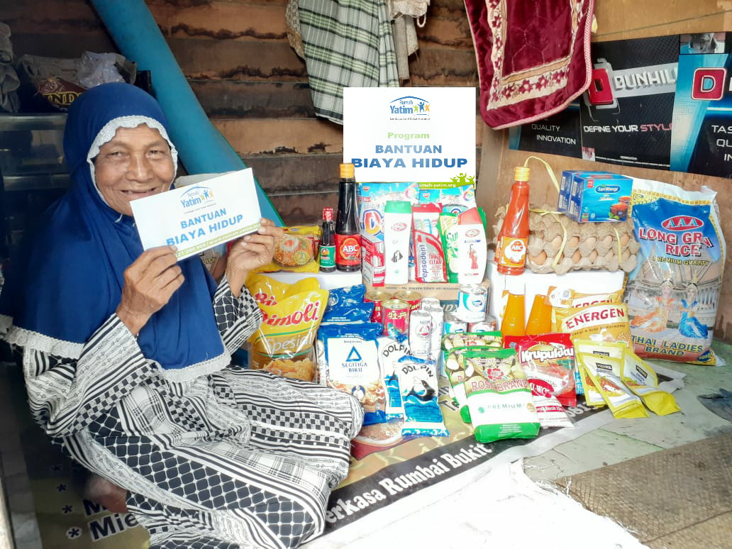 Rumah Yatim Berikan Bantuan Untuk  Nurhayati Lansia Pantang Meminta-Minta Selama Masih Bisa Mencari Nafkah Halal