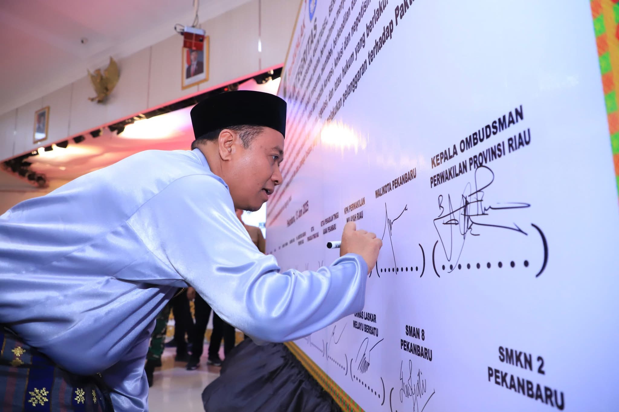 Wawako Pekanbaru Ikut Tandatangani Pakta Integritas dalam SPMB Tingkat SMA dan SMK di Riau