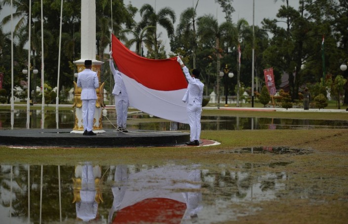 Meski Hujan, Penurunan Bendera Merah Putih Tetap Semangat
