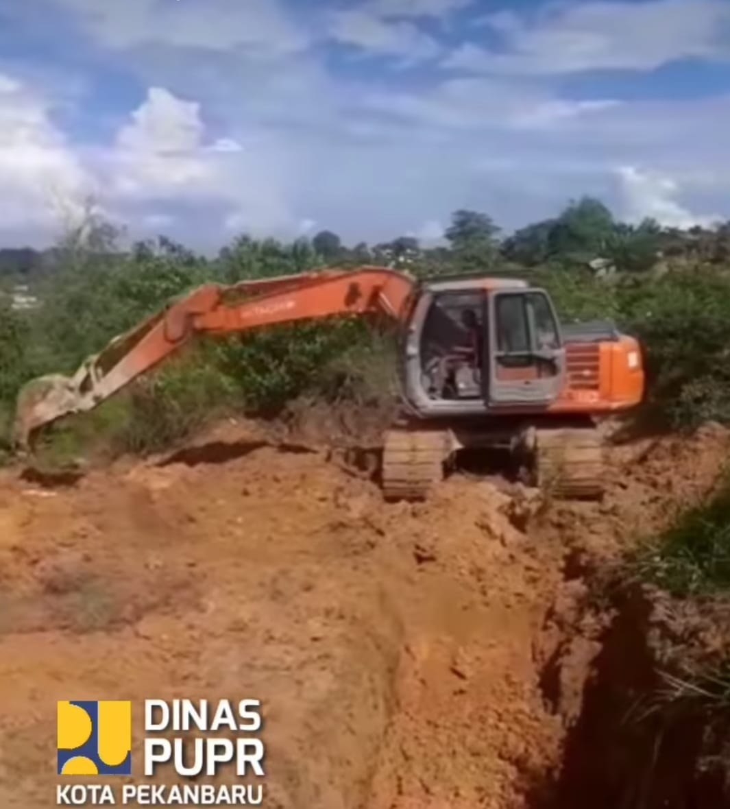 Dinas PUPR Normalisasi Anak Sungai di Jalan 40 Tenayan Raya