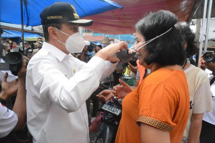 Gubri dan Forkopimda Riau Sosialisasikan Prokes dan Bagikan Masker