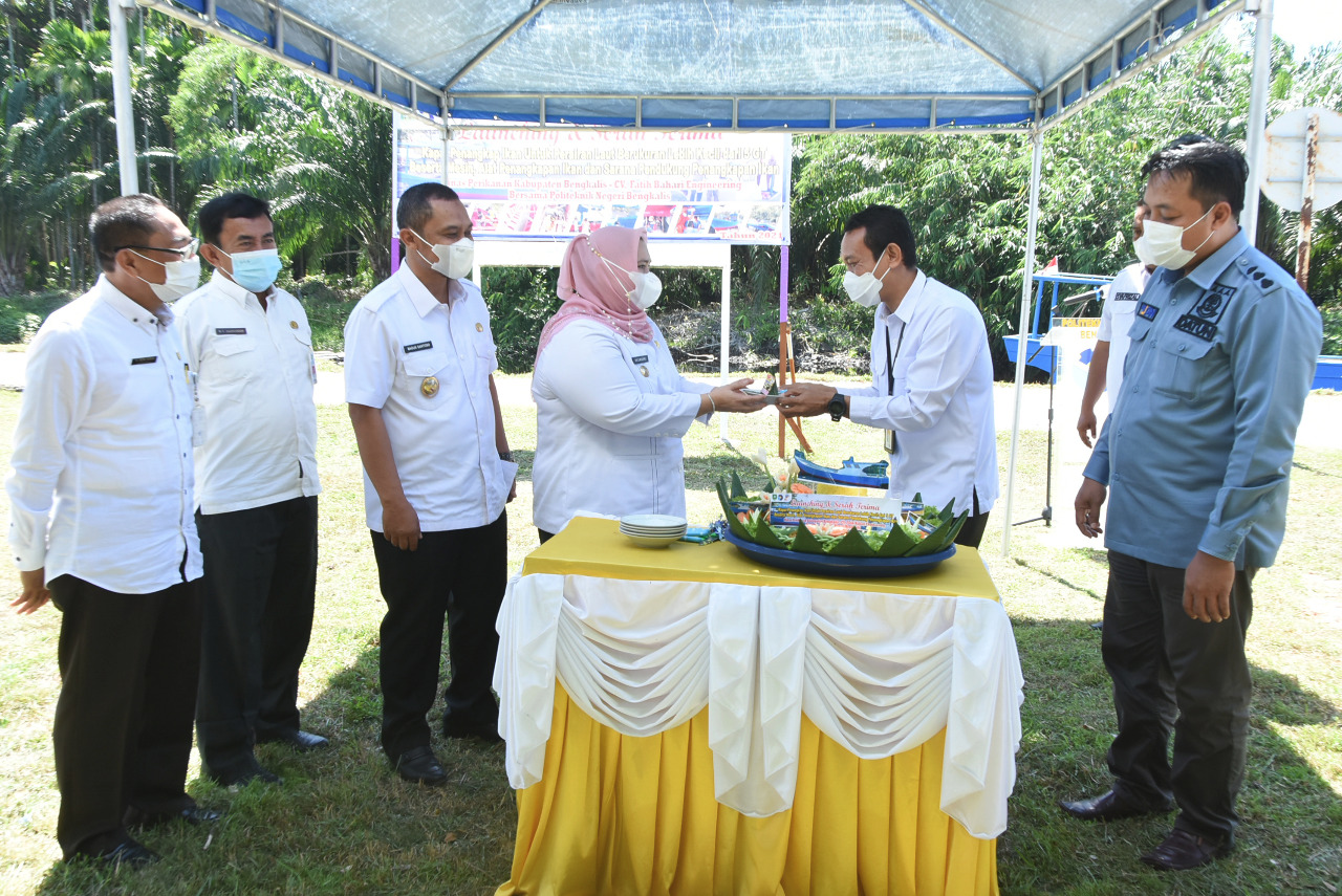 Bupati Kasmarni Launching Kapal Penangkap Ikan 4 GT