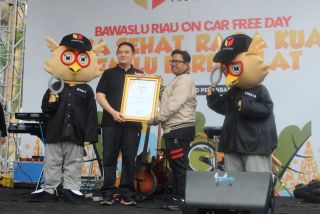 Car Free Day Pengawasan Pemilu, Bawaslu Serahkan Penghargaan untuk Kapolda Riau
