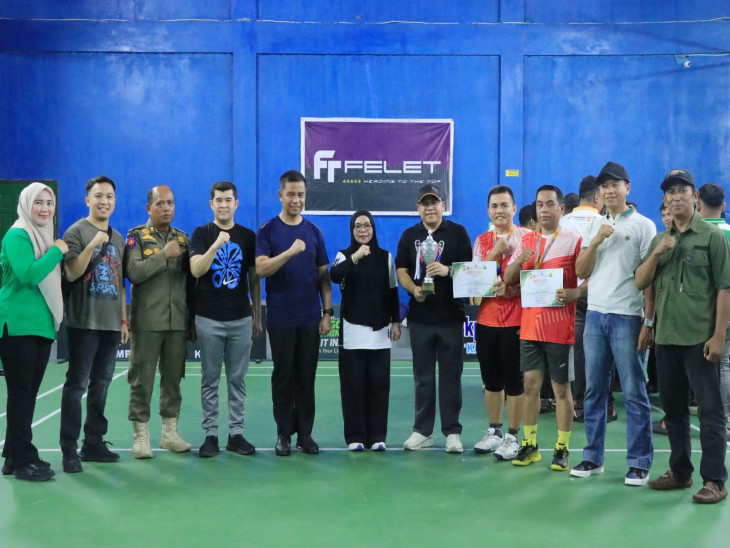 Disaksikan Langsung Bupati dan Wakil Bupati Kampar, Satpol PP Kampar Juara II Turnamen Badminton