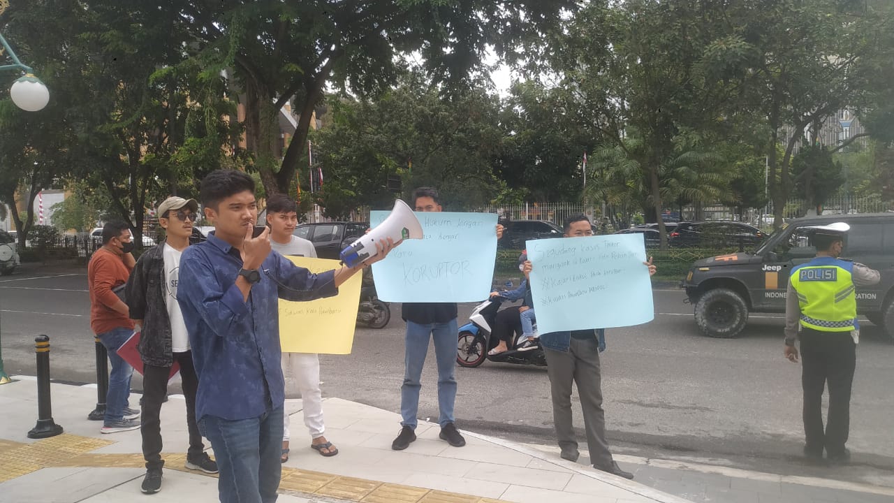 Aktivis AMAKRI Demo Mantan Plt Sekwan di Kejati Riau Diduga Permintaan Tak Dipenuhi