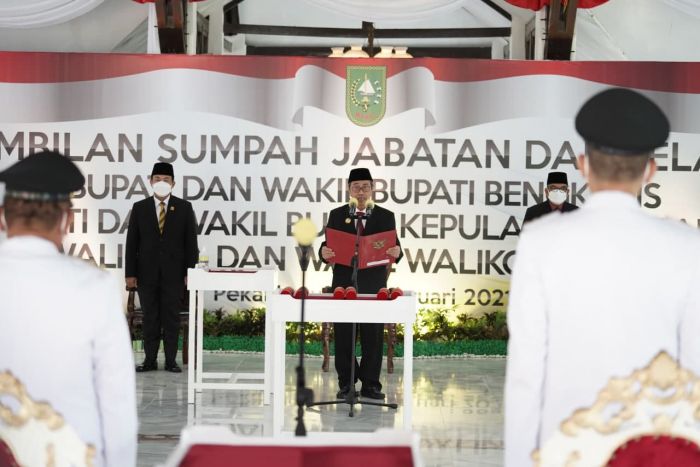 Gubernur Riau Secara Resmi Lantik Tiga Kepala Daerah Terpilih Secara Langsung