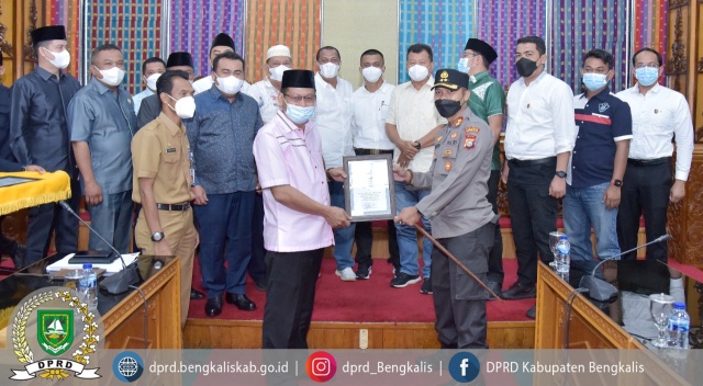 DPRD Bengkalis Berikan Penghargaan kepada Polisi Pengungkap Kasus Tindak Pidana