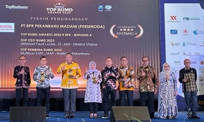 Terima Penghargaan Top Pembina BUMD Awards 2023 PJ Walikota Pekanbaru