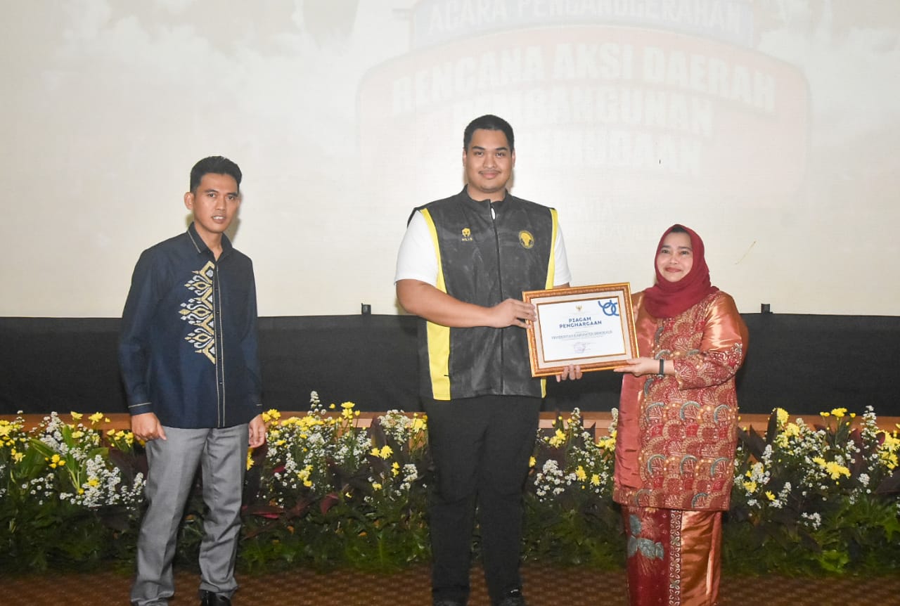 Hanya Dua Bupati se-Indonesia, Bupati Kasmarni Terima Penghargaan dari Menpora