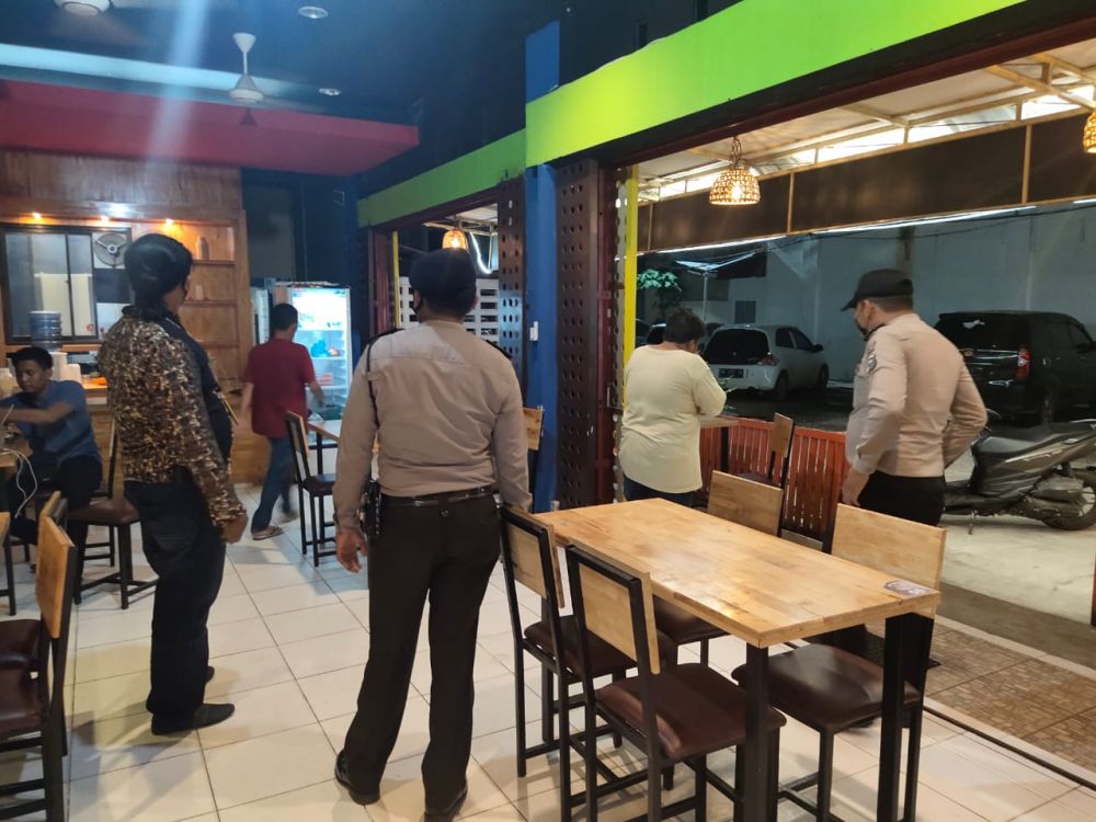 Polsek Tampan Tertibkan Tempat Keramaian Abaikan Prokes COVID-19