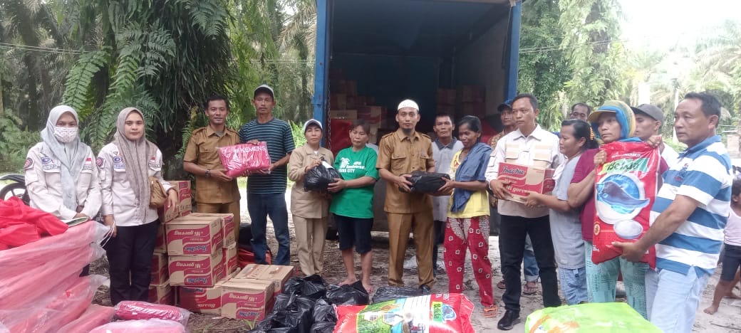 12 Unit Rumah Kebakaran, Bupati Kasmarni melalui Dinas Sosial Bengkalis Salurkan Bantuan di Desa Pamesi